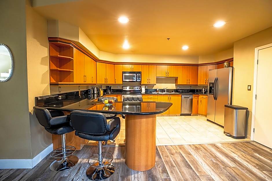 2100 SqFt Penthouse Suite W/ Strip Views! POOL GYM
