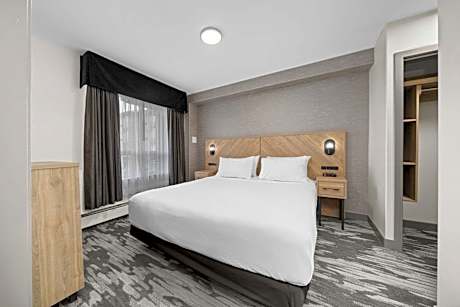 Grand Suite, 1 King Bed, Sofa Bed, Kitchenette