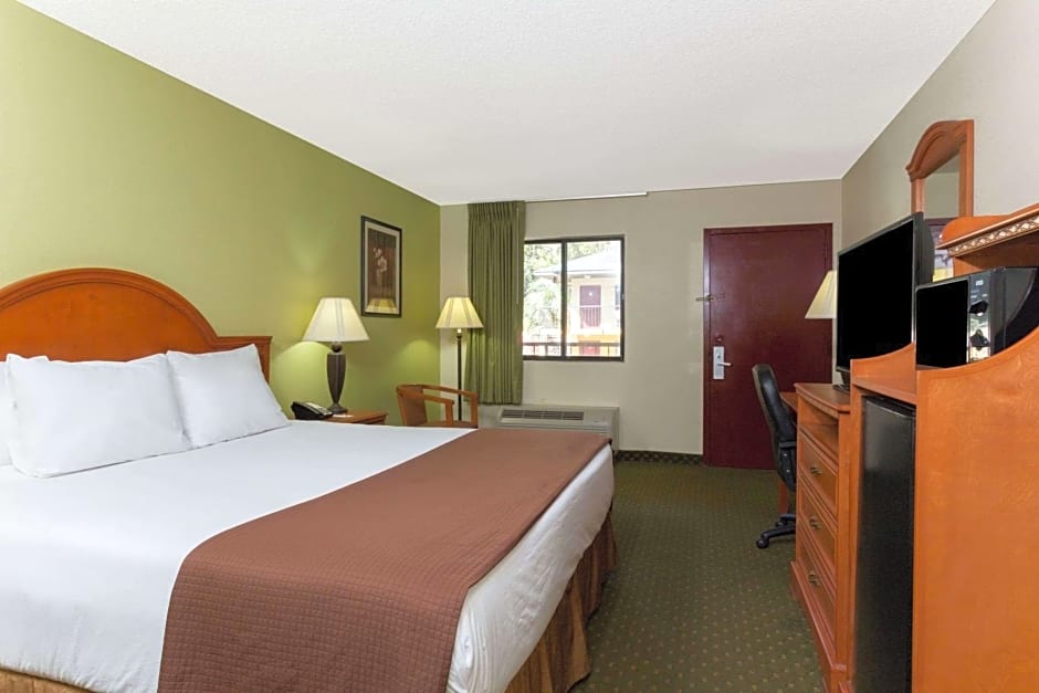 Howard Johnson by Wyndham Tallahassee