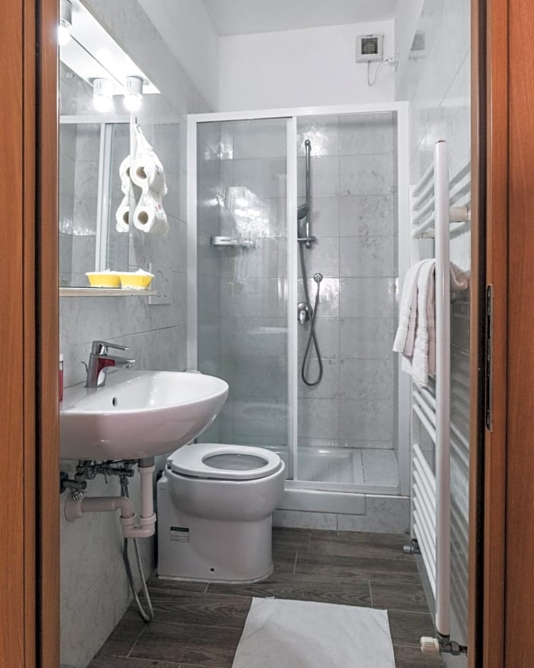 Bulldog Station Apartments with private WC, AC, TV