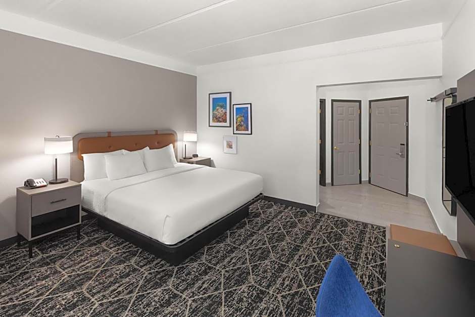 La Quinta Inn & Suites by Wyndham Houston Bush Iah South