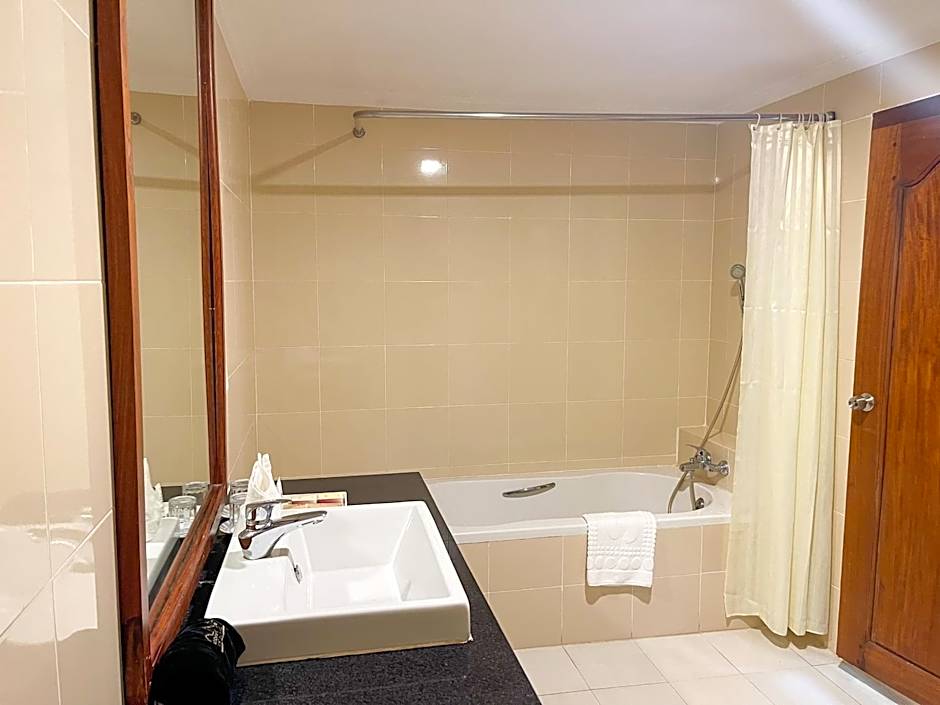 Pursat Riverside Hotel & Spa