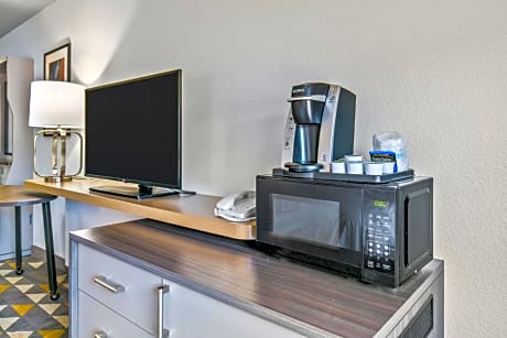 Queen Room with Two Queen Beds - Disability Access Hearing Accessible - Roll-In Shower