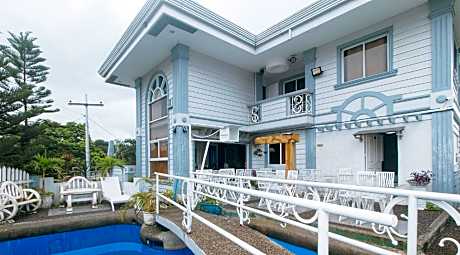 RedDoorz Premium @ THE GRAND PENINSULA SUITES