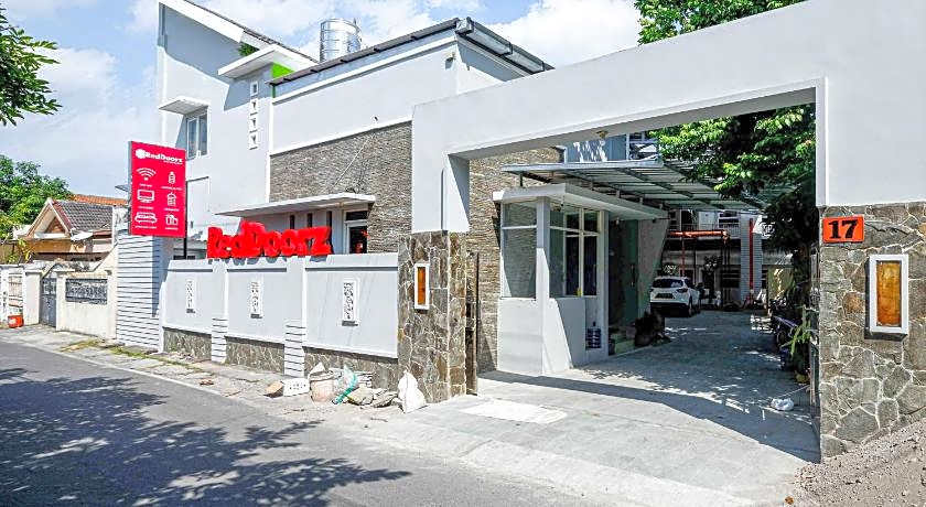 RedDoorz near Solo Square 3