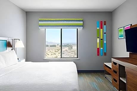 1 King Mobility/Hearing Access Tub Suite Ns