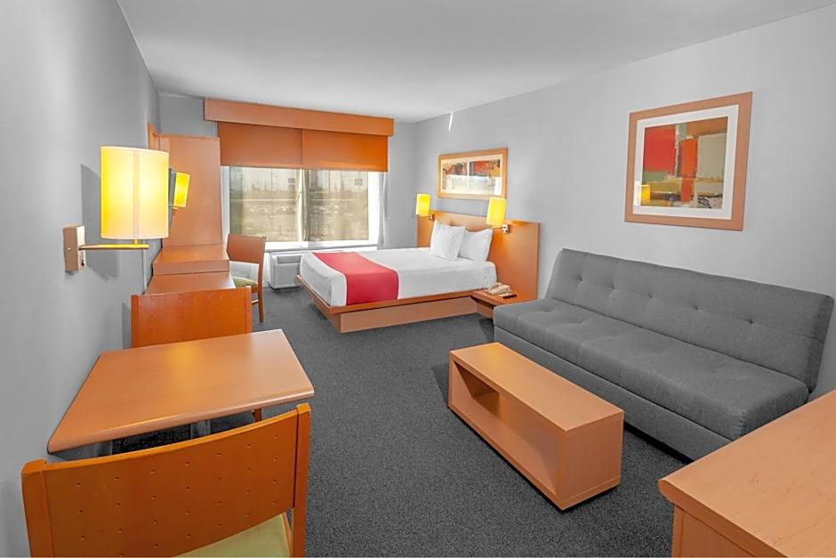 Photo 1 of 4 of 1 Queen Bed with Sofabed Suite