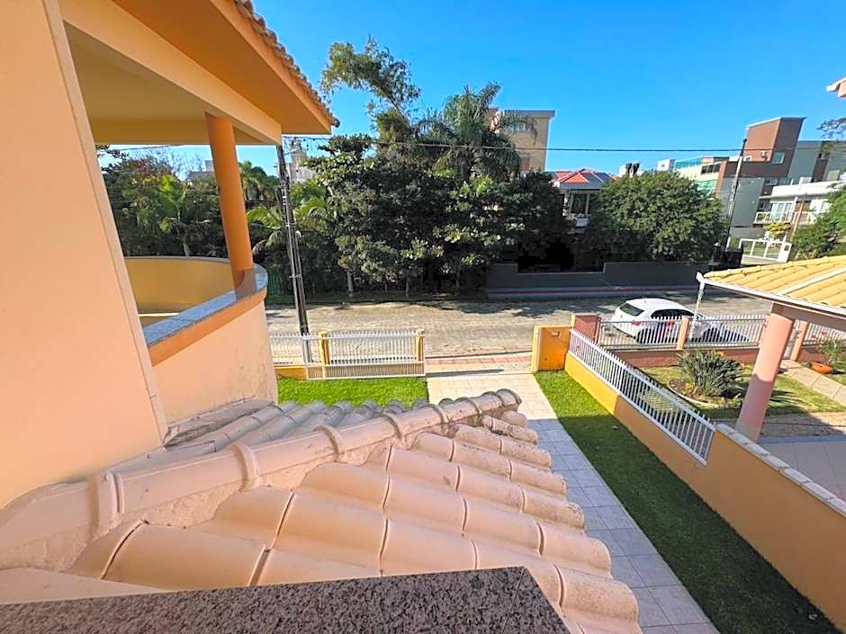 cód 11 - Excelente casa localizada á 180m do mar!