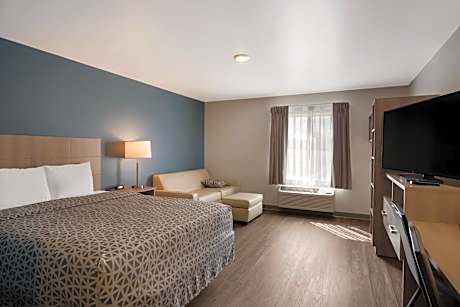 QUEEN SUITE WITH SOFA/DISHWASHER (DISHES/COOKWARE INCLUDED)