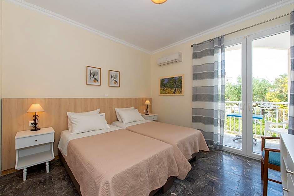 Tsolakis Studios & Apartments