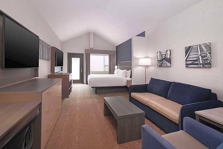 Photo 1 of 6 of 1 King Bed with Sofabed, Balcony