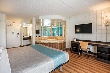 1 KING BED | NON-SMOKING, HOT TUB