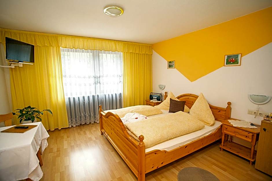 Auerhahn Bed and Breakfast - Black Forest - Waldhotel