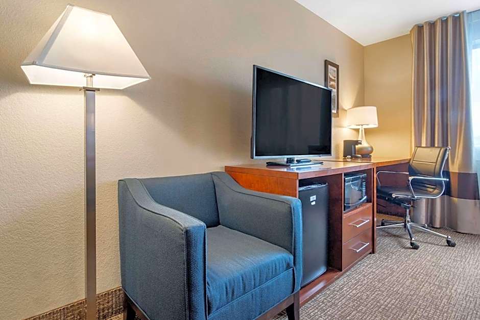 Comfort Inn & Suites South Hill I-85