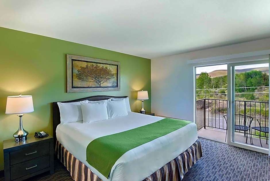 Photo 1 of 33 of Oxford Suites Yakima