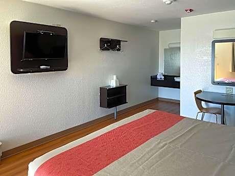 1 Queen Bed | Smoking, Micfridge