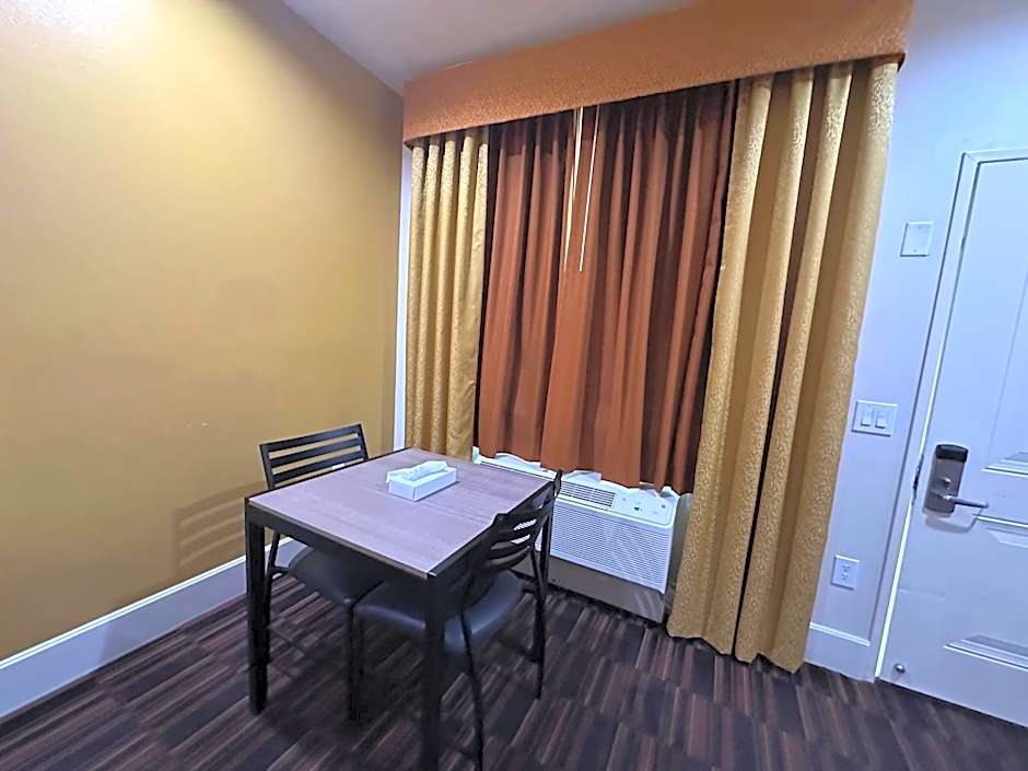 Scottish Inn and Suites