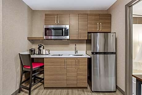 Suite with Two Queen Beds and One Bunk Bed with Kitchenette - Mario Theme/Non-Smoking