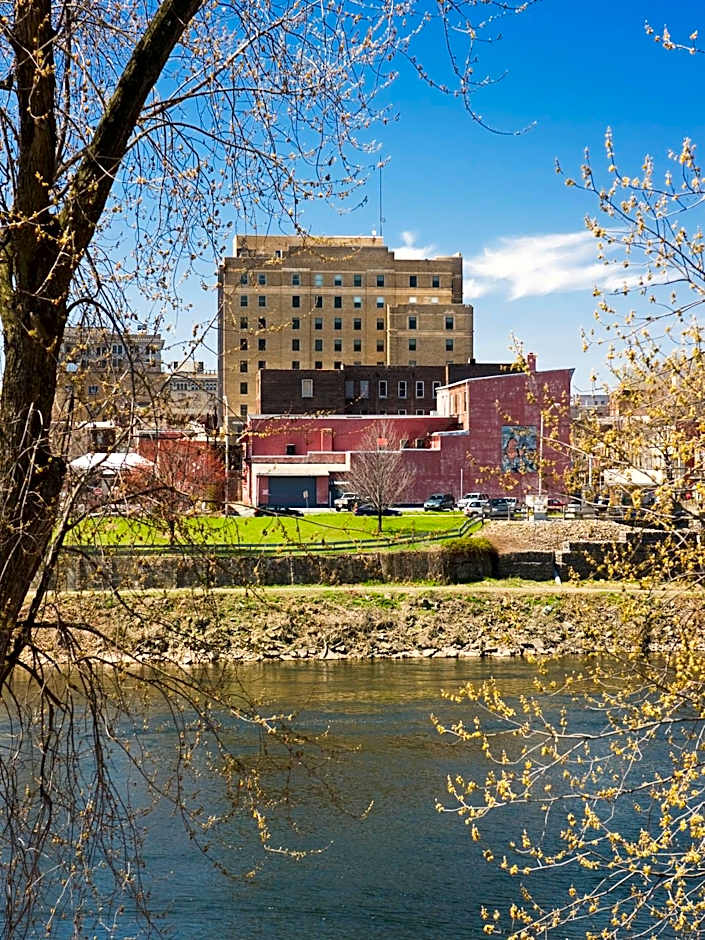 Grand Eastonian Suites Hotel