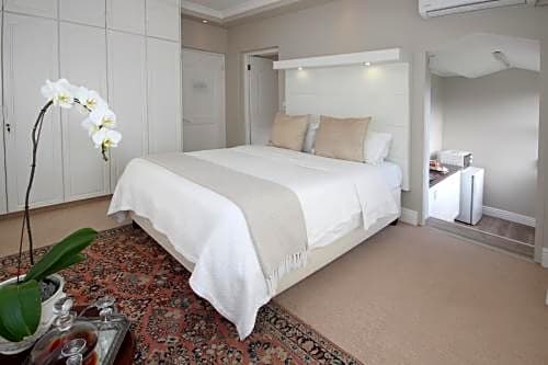 Hermanus Beachfront Lodge