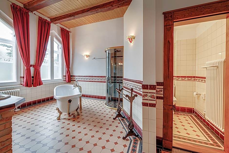 Hotel Garni Jagdschloss Waldsee mit Frühstücksbuffet & Schlossküche für Selbstversorger