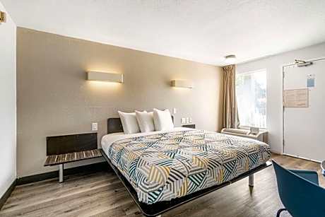 King Room - Disability Access - Non-Smoking