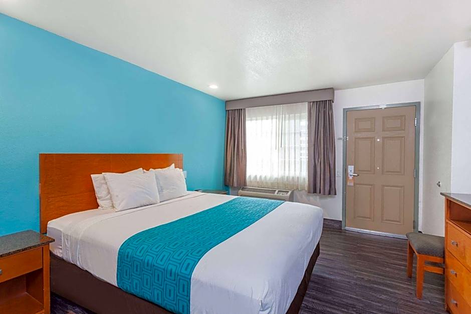 Howard Johnson by Wyndham National City/San Diego South