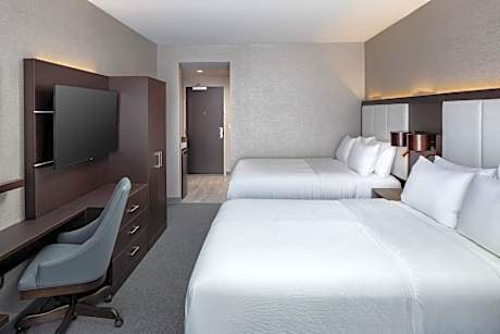 Standard Queen Room with Two Queen Beds and Tub - Mobility/Communications Accessible