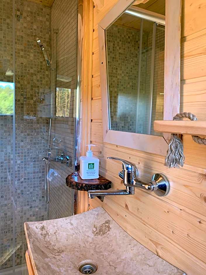 Domek na drzewie w Dolinie Uradu