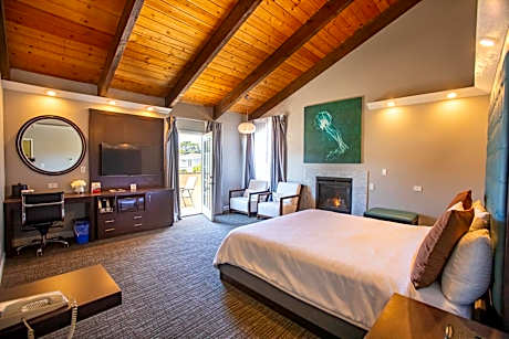 Deluxe King Room with Balcony