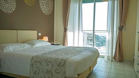 Comfort One-Bedroom Apartment with Sea View