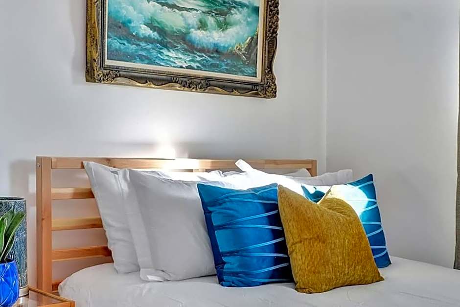 Retro vibe w hot tub piano lounge and vinyls