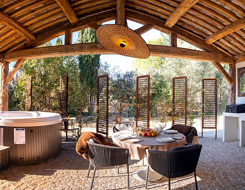 Secret d'Uzès - Place aux Herbes - Piscine chauffée et Jacuzzi