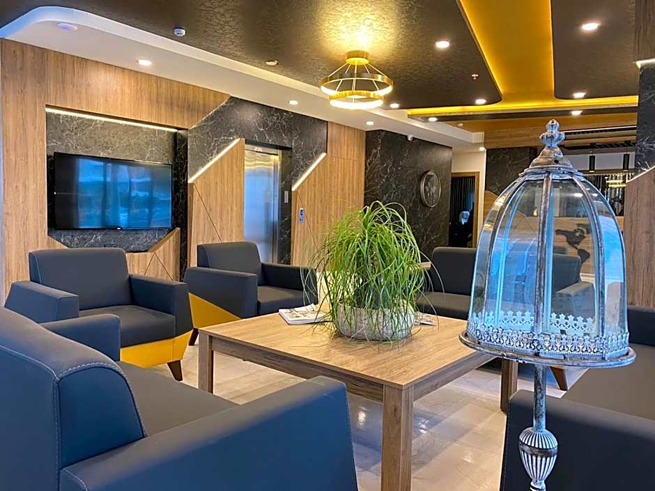 Golden World Suite Hotel