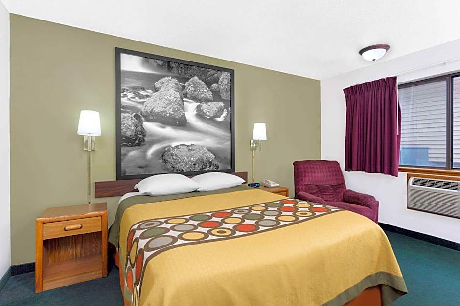 Super 8 by Wyndham Antigo