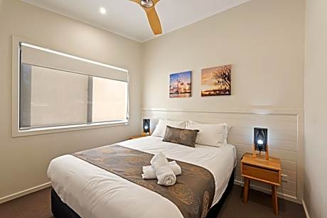 Deluxe 2 Bedroom Riverview Cabin - Sleeps 6