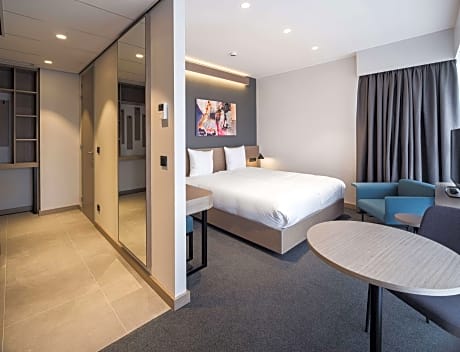 Deluxe King Room with Kitchenette and balcony