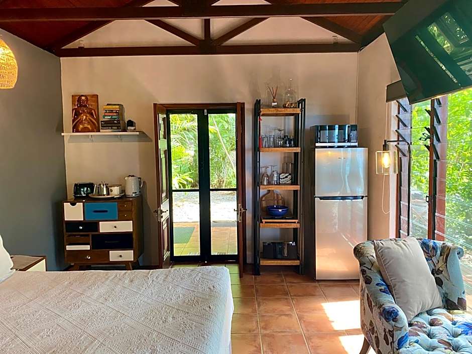 Gunnadoo Holiday Hut with Ocean Views and Jacuzzi