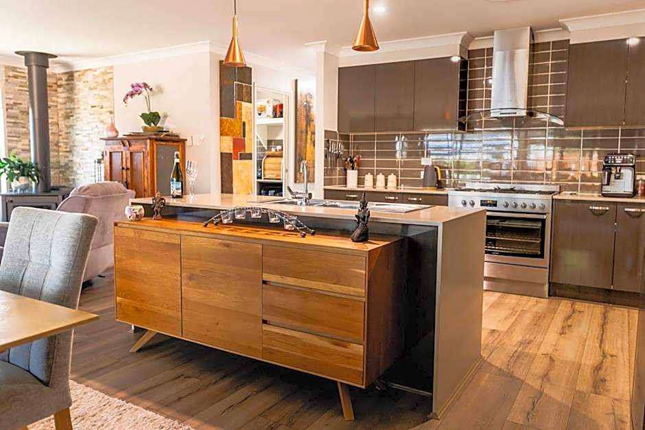 Entertainer's Paradise! Child =& pet friendly Pool spa, movie room - close to Australia Zoo