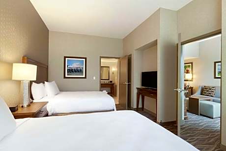 2 QUEEN BEDS 2 ROOM SUITE Breakfast