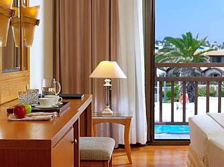 Knossos Maisnonette Sharing Pool