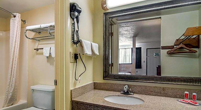 Econo Lodge Inn & Suites