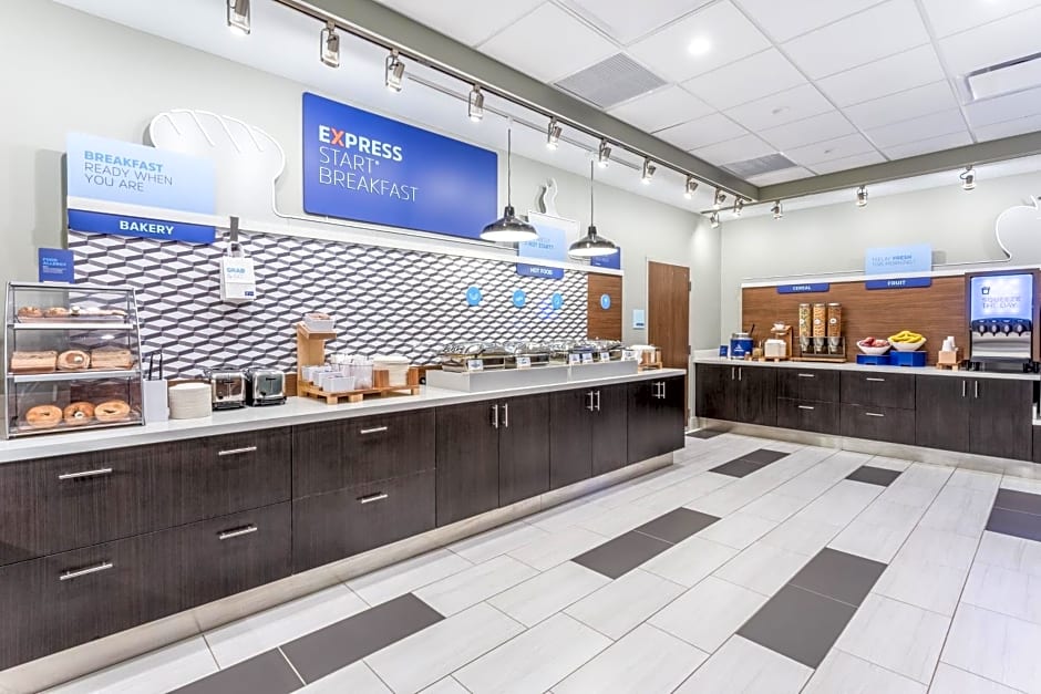 Holiday Inn Express And Suites Springfield North By IHG
