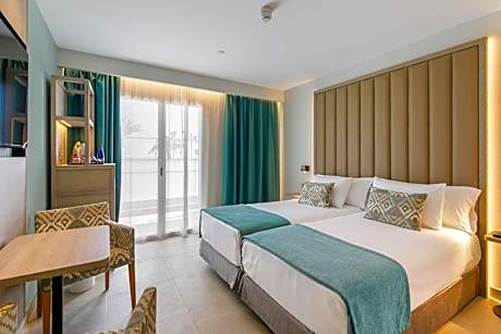 Sol Room with Pool View