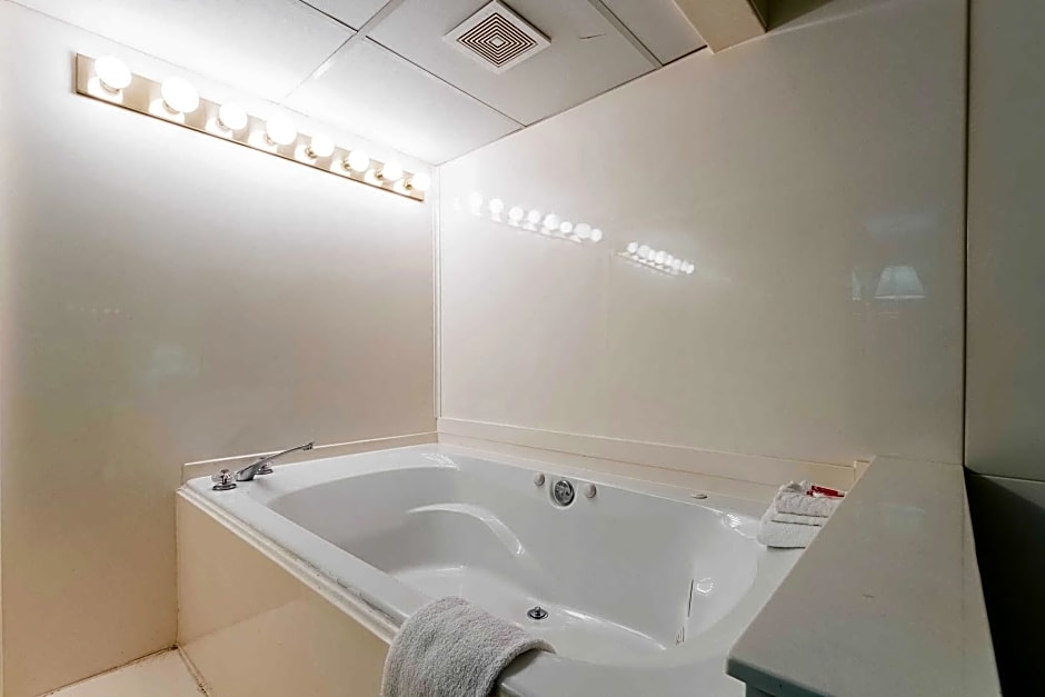 Econo Lodge Inn & Suites Bentonville – Bentonville, AR