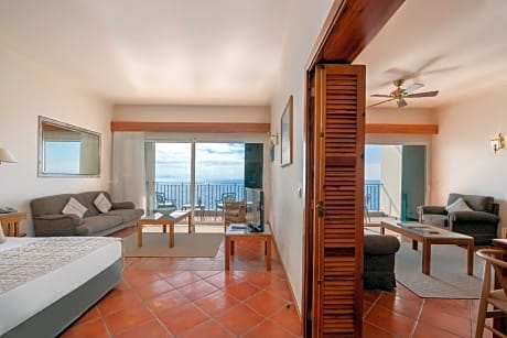 Superior Suite with Sea View and Balcony