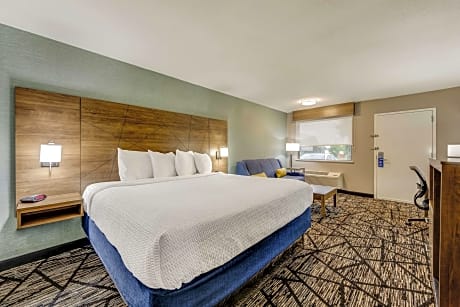 1 King Mob Accessible Walk In Shower Sofa Microwave Mini-Fridge Wi-Fi Non-Smoking Full Breakfast