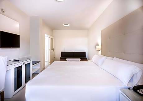 Family Room (2 Adults + 3 Children)