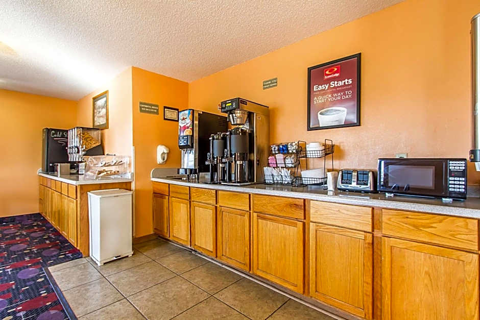 Econo Lodge & Suites Pekin