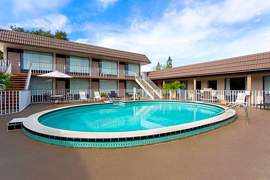 Days Inn by Wyndham St. Petersburg Central